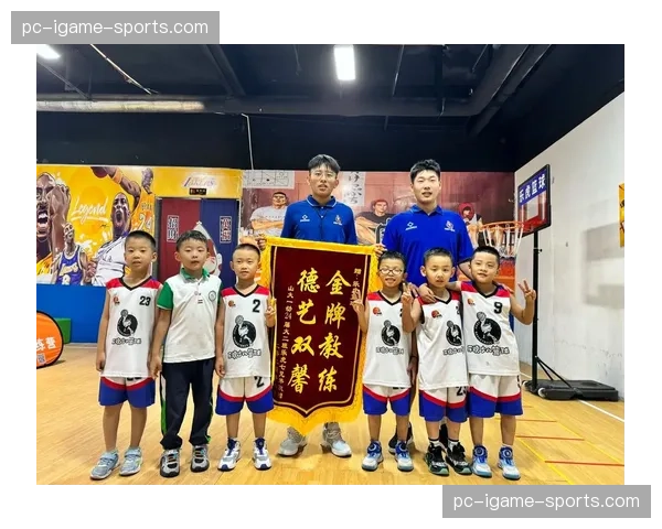 特写：比赛结束后，看台上一位小球迷举起了“谢谢教练”的标语