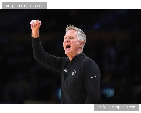 场边镜头：摩纳哥主帅许特尔因抗议判罚被主裁判出示黄牌警告