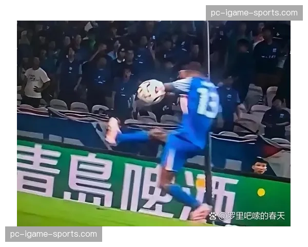 特写：争议判罚后，两队队长聚集裁判组进行沟通